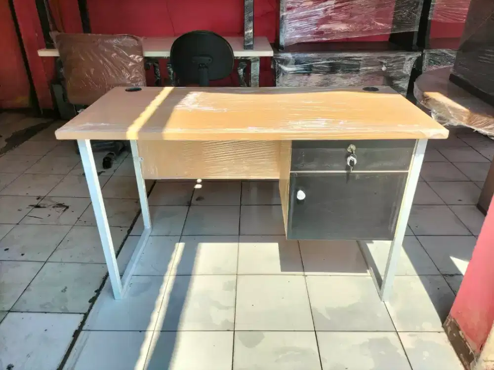 Meja kantor staf laci (kaki besi)