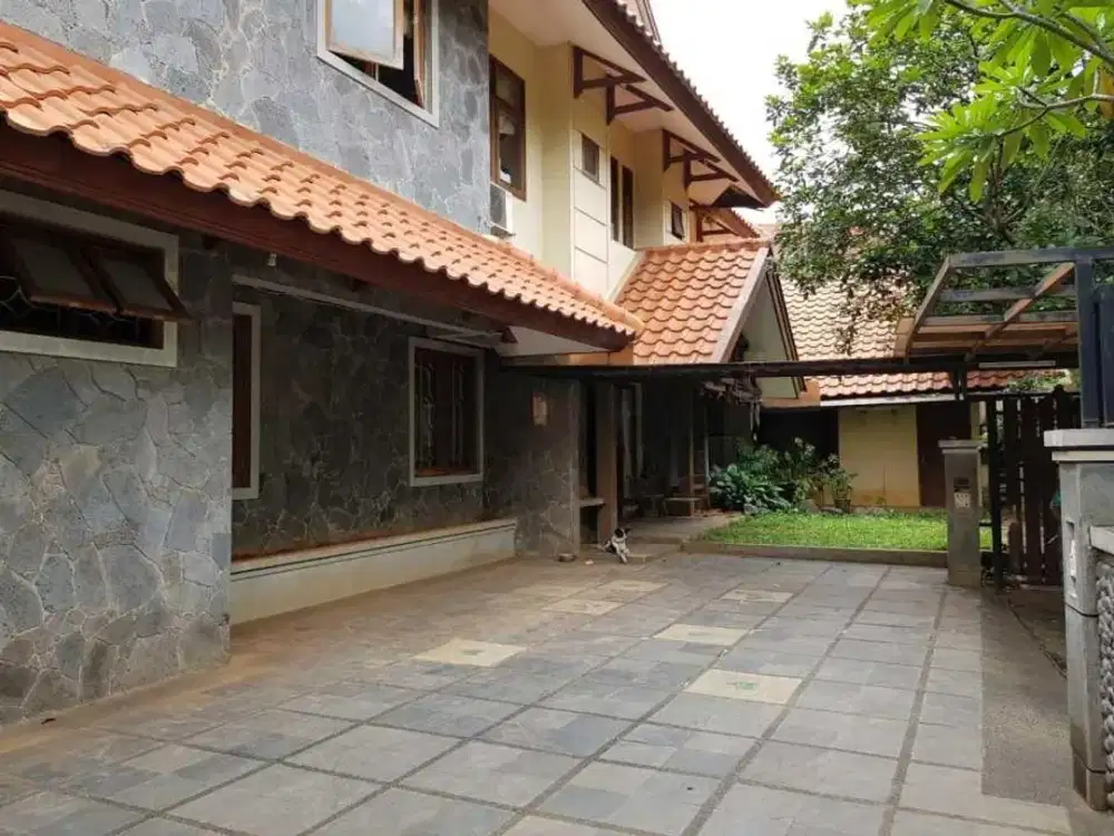 Rumah Bagus 2 Lantai Dengan Halaman Luas Asri Dalam Kompleks Bsd
