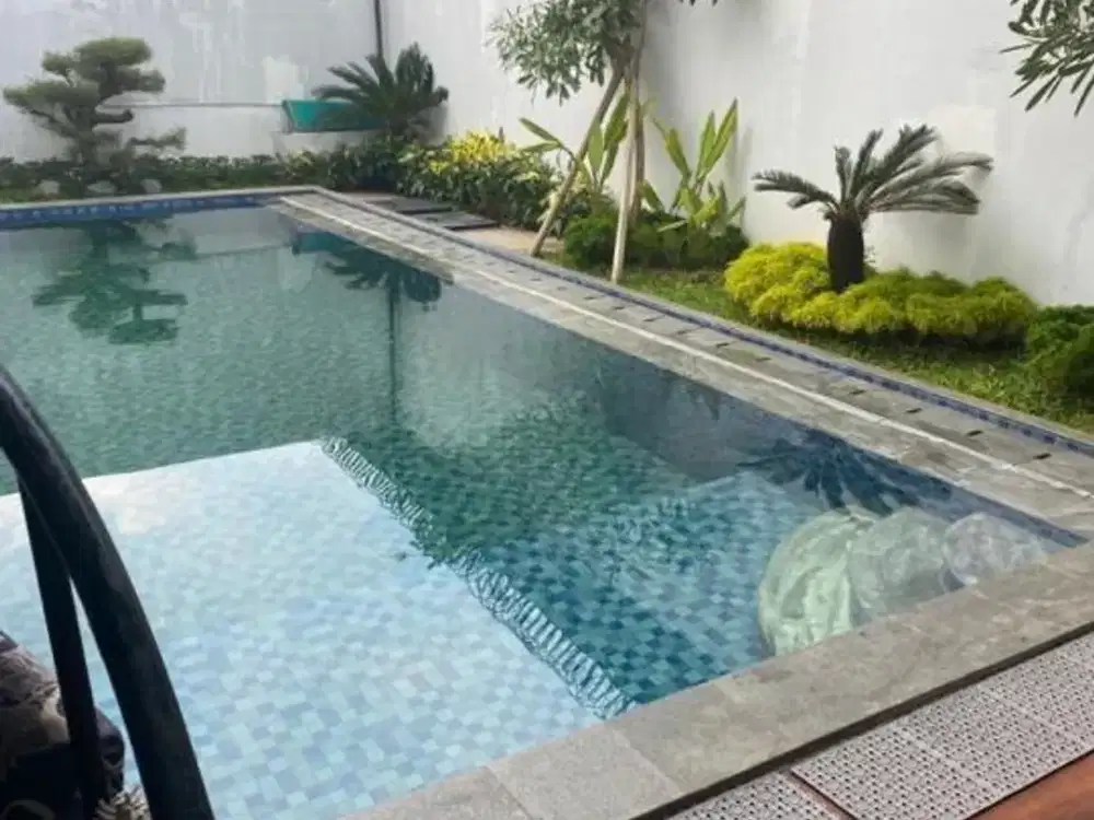 Rumah Dengan Kolam Renang Strategis Dekat Mrt Fatmawati