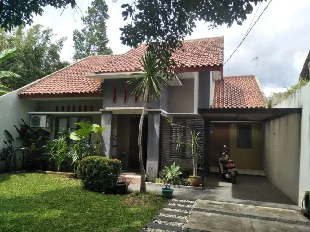 Dijual Rumah Asri dan Bagus dengan Halaman Luas di Tanah Baru