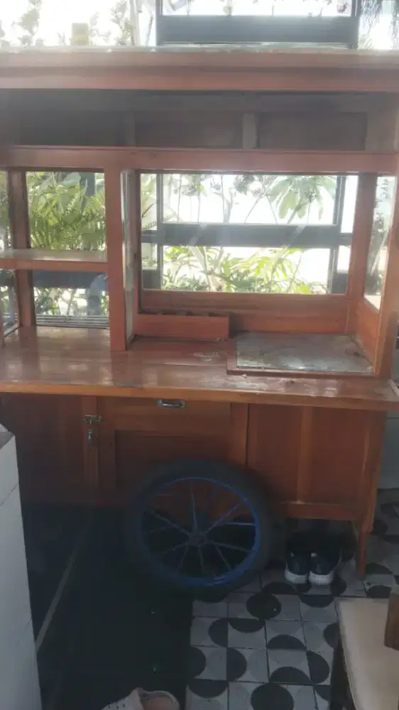 DI JUAL GEROBAK DORONG DARI KAYU JATI KONDISI BARU