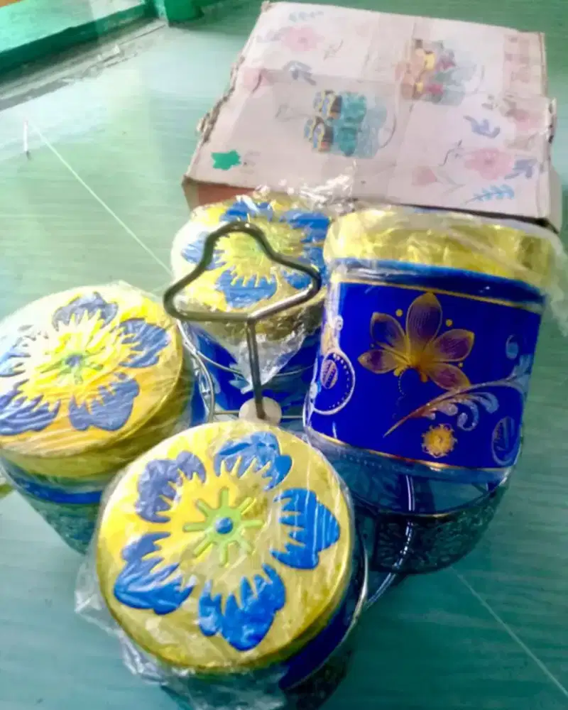Toples Kaca isi 4 Bisa putar kondisi Baru Minus kardus kotor