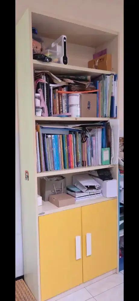 Rak buku INFORMA