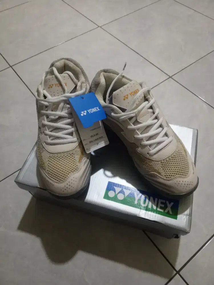 Sepatu Yonex Velo 200