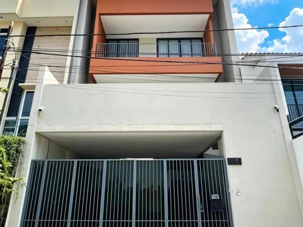 RUMAH MEWAH 4 LANTAI – LB 450 m², SIAP HUNI & HARGA MASIH NEGO!