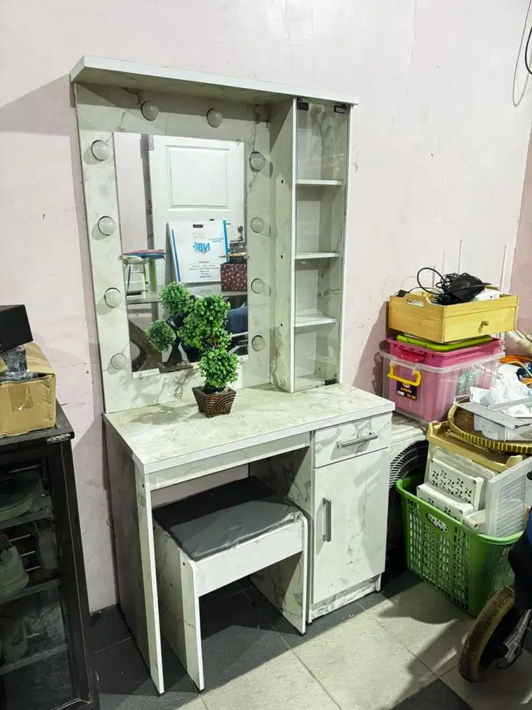 Meja Rias dan kursi