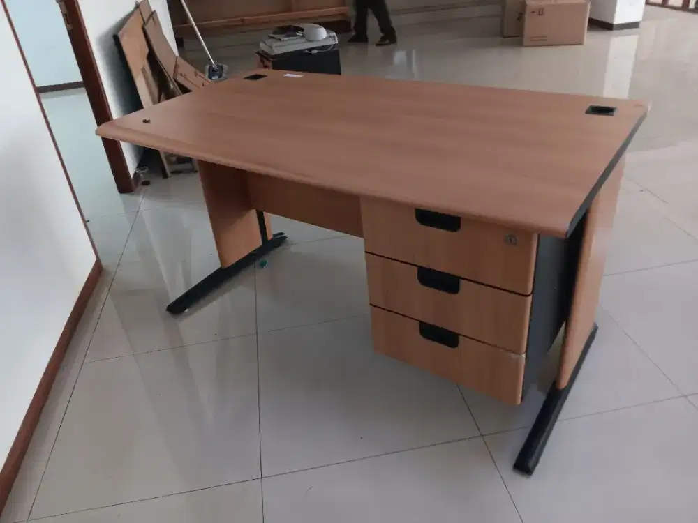 Meja kantor highpoint dengan laci dan tanpa laci