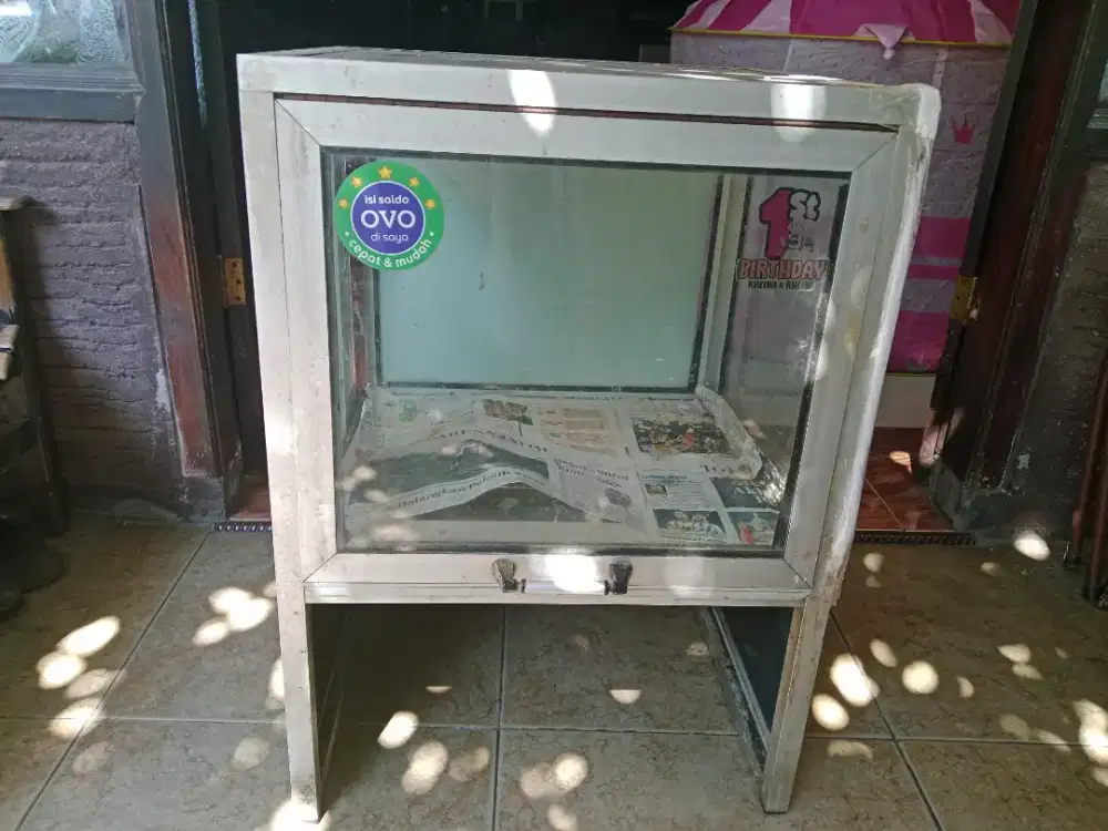 Etalase kaca kotak
