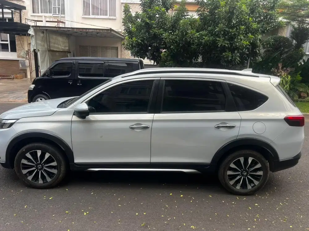 Jual mobil bekas serasa baru
