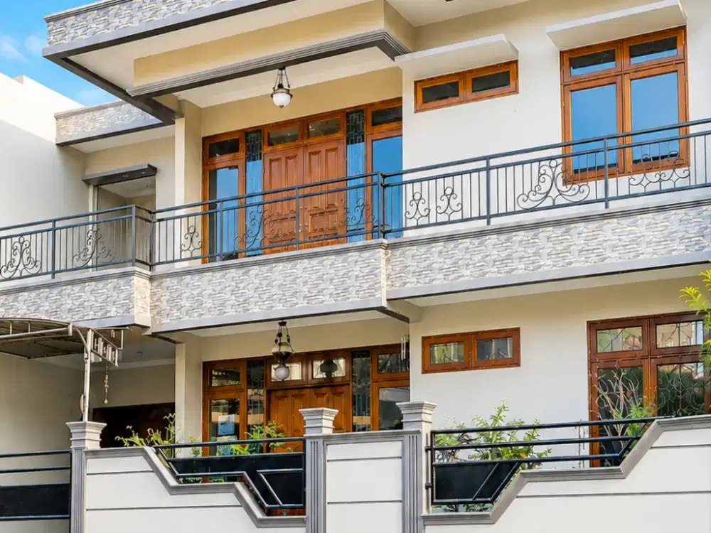 Rumah 2LT 10x20 200m2 SHM Bebas Banjir di Jatiwaringin Bekasi