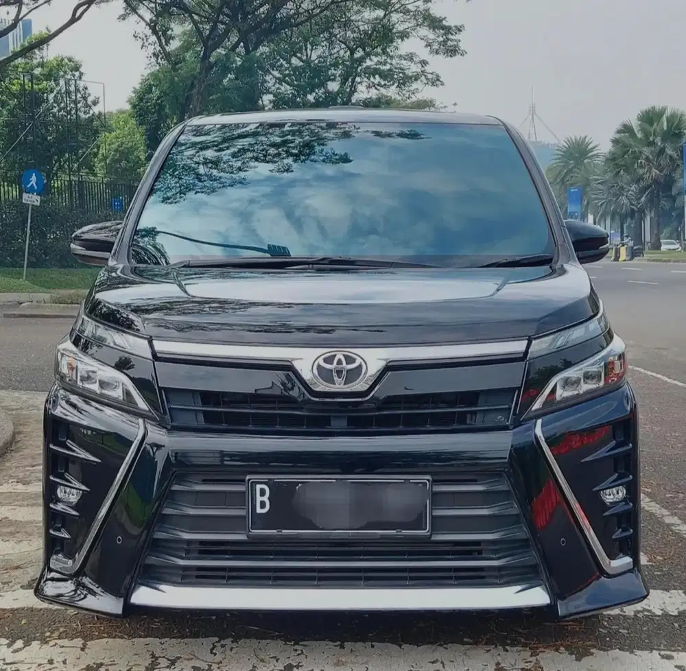 TOYOTA VOXY 2.0 AT 2018 LOW KM SUPER ISTIMEWA!!