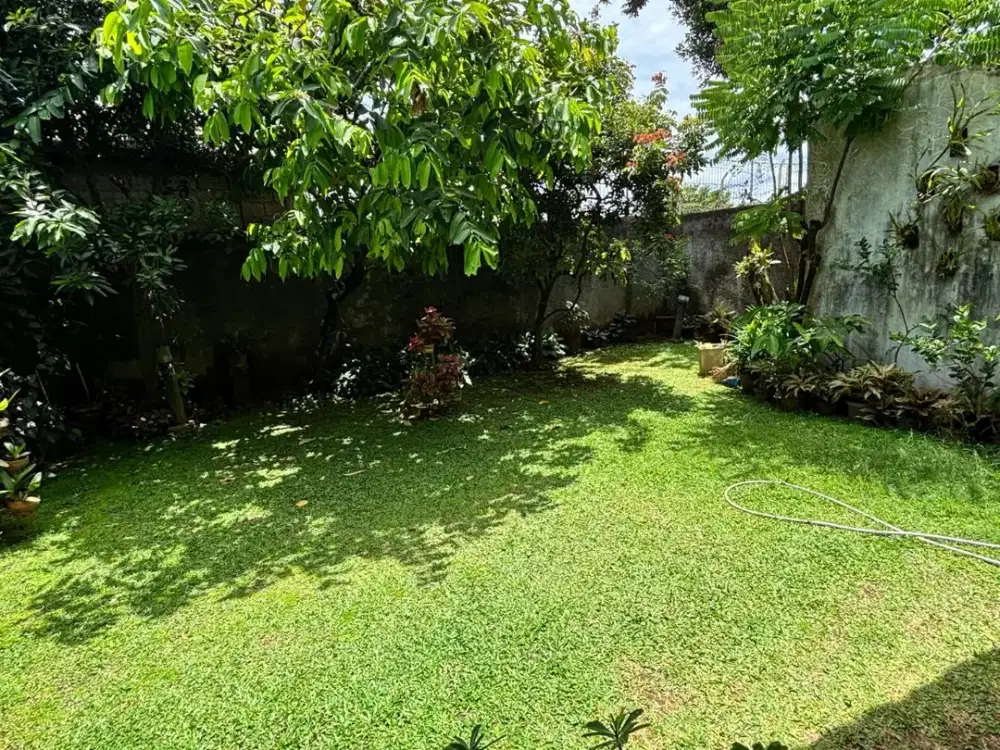 Siap Huni dengan Halaman Luas, Rumah 2 Lantai dalam Cluster di Cinere, Depok