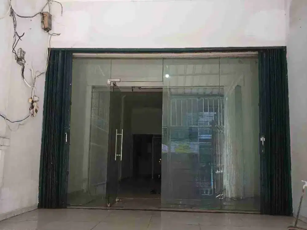 DISEWAKAN RUKO 3 LT DI PINGGIR JALAN RAYA RAMAI STRATEGIS AREA PUSAT PERBELANJAAN