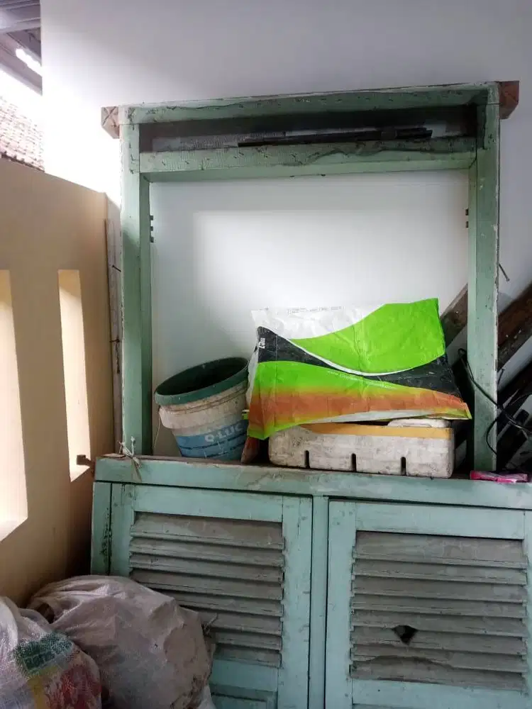 Kusen dan jendela bekas