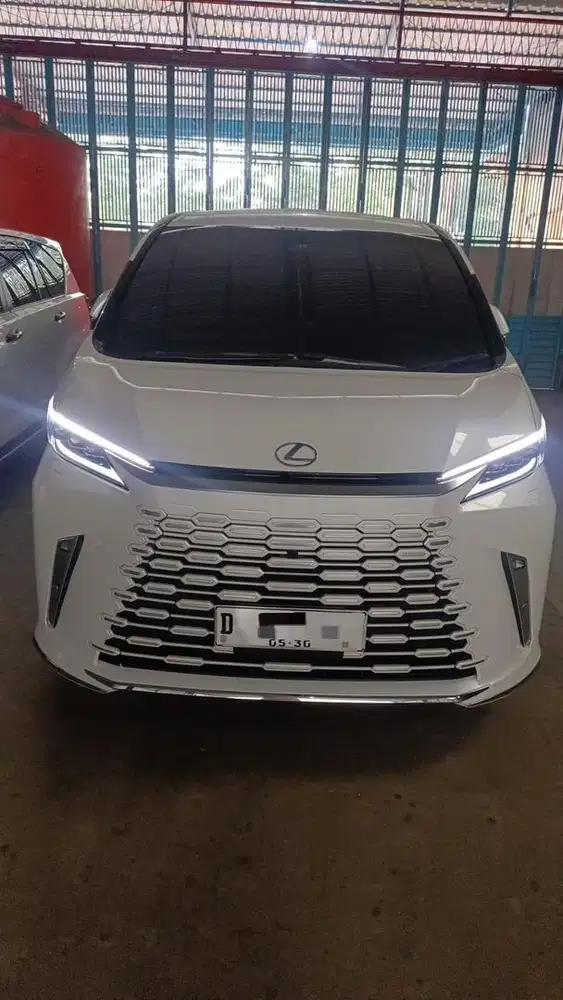 Lexus Lm350h // 7 Seater 2025