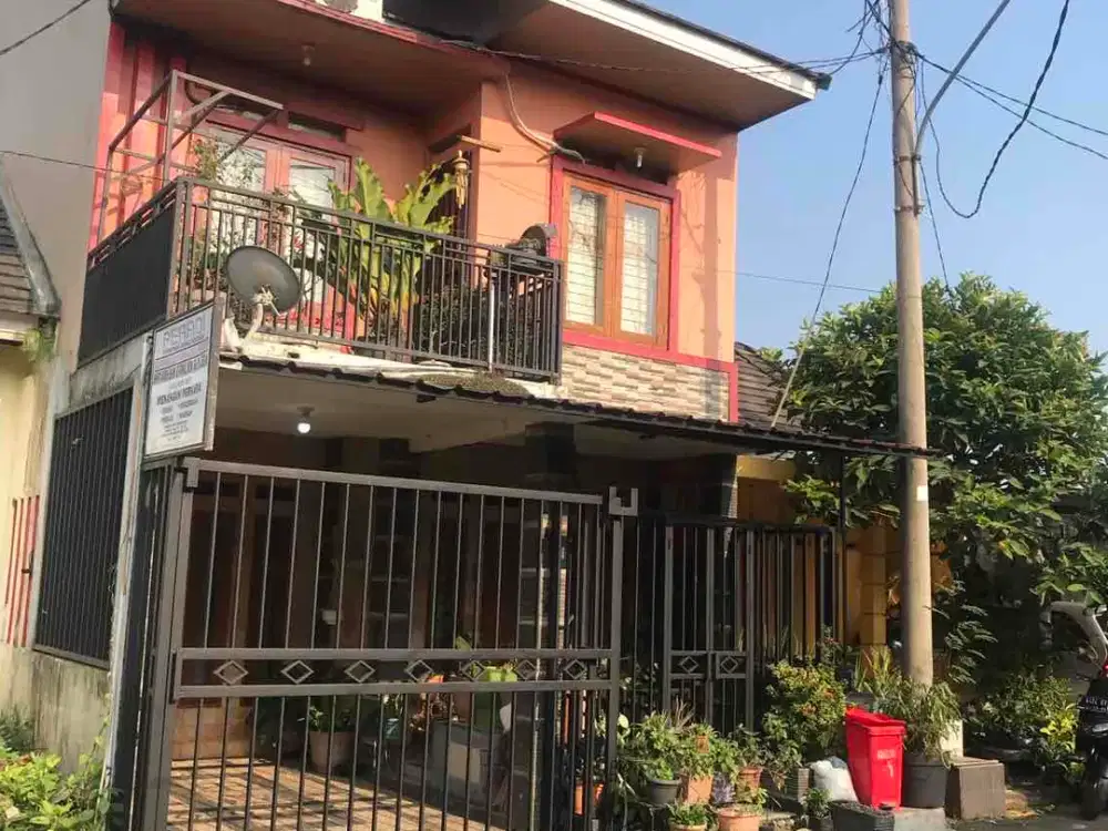 Dijual rumah siap huni terawat bahan bahan kwalitas dibogor selatan komplek bogor park residence

Spesifikasi Rumah 2.5 lantai.

1.Luas Tanah 90 m2
2.Luas Rumah 220 m2
3.6 kamar Tidur
4.1 kamar ART
5.4 kamar Mandi
6.1 Ruang Tamu
7.2 Ruang Keluarga 
    di