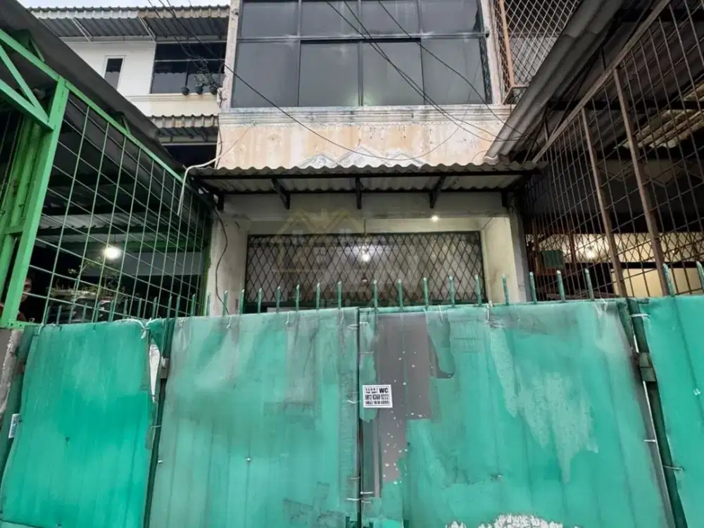 ANA DISEWAKAN RUMAH PINGGIR JALAN UK 4X18M DI JELAMBAR