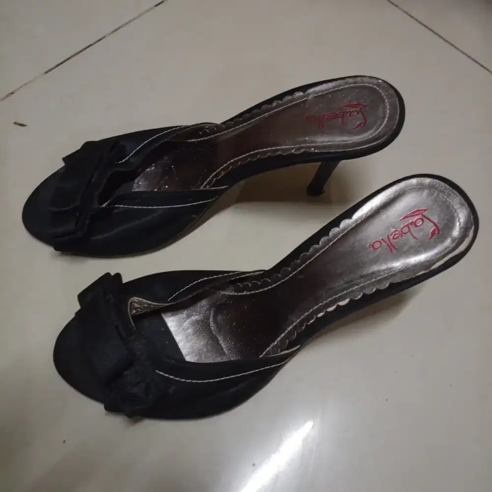Selop wanita hitam