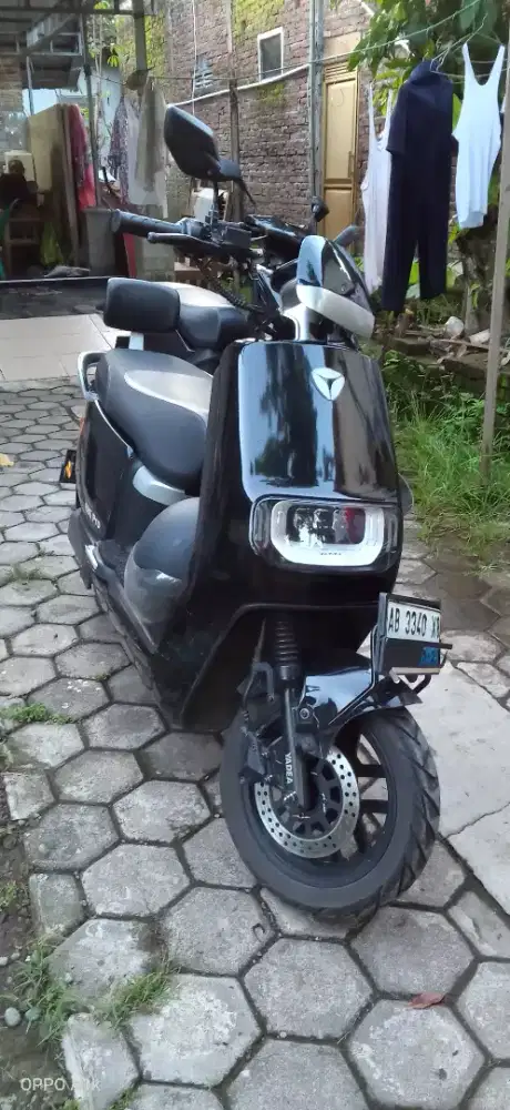Yadea e8s pro hitam