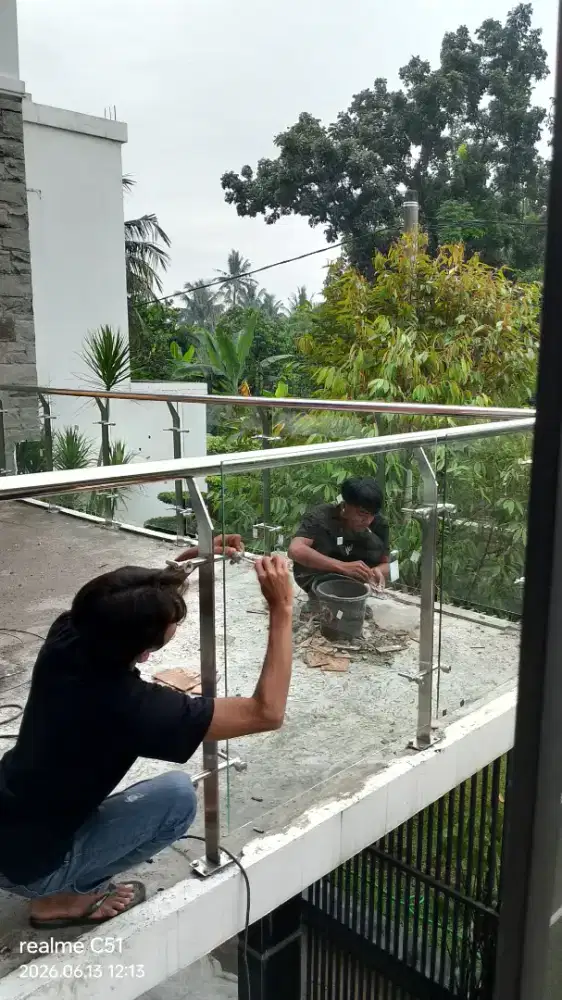 Ralling tangga balkon stainles kaca