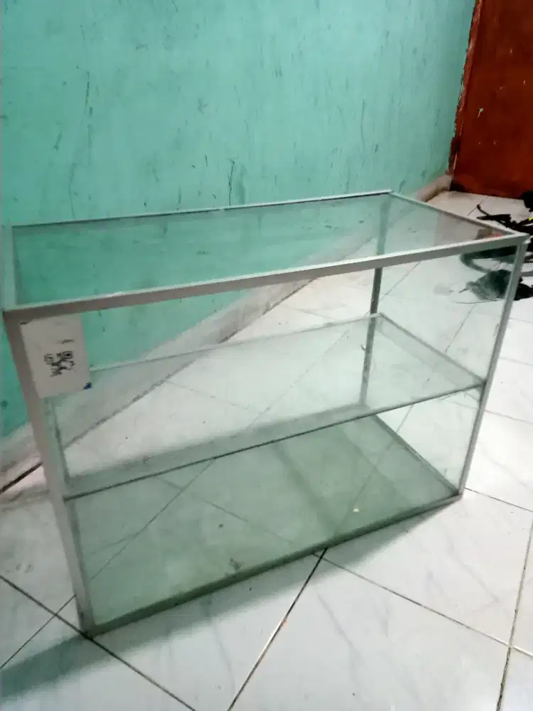 Dijual etalase kaca ukuran 100x60 kondisi masih bgus tinggal pakai sja