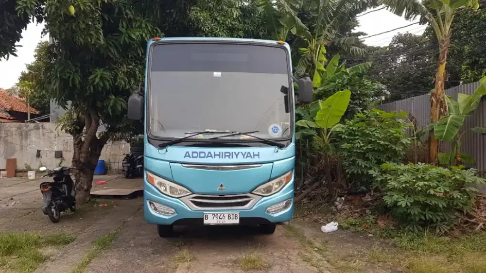 Bus mitsubishi wisata