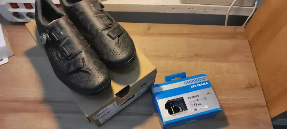 Sepatu Shimano cleat RX8 size 44E, GRATIS pedal cleat Shimano PD-M520