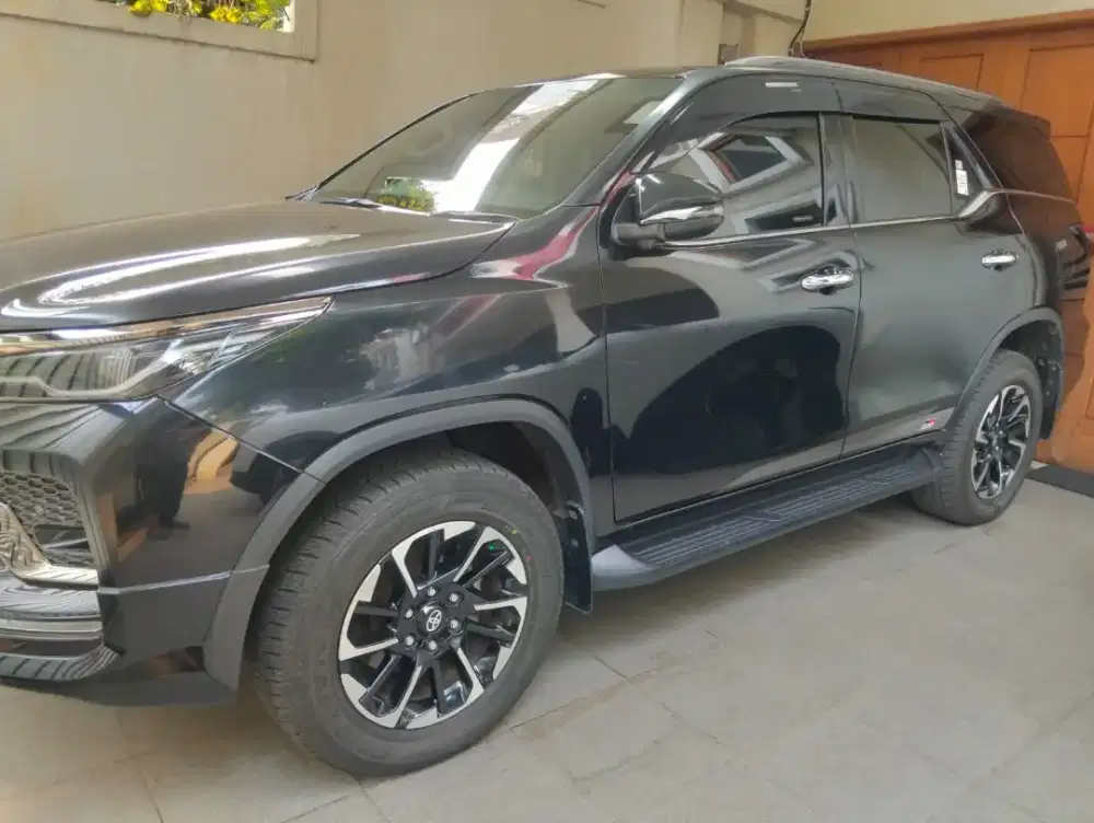 Fortuner 2.8 VRZ 4x2 AT GR SPORT (KM Rendah)