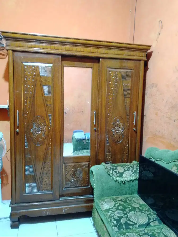 DI JUAL CEPAT LEMARI JATI 3 PINTU DAN MEJA RIAS 1 SEAT BESERTA KURSI