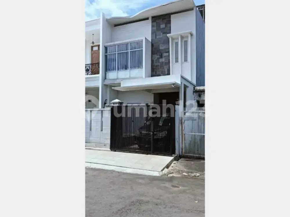 Rumah dalam cluster 3 lantai di Perumahan  Intercon (Taman Kebon Jeruk) Kebon Jeruk Srengseng Jakarta Barat