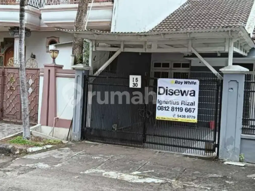 Rumah disewakan 1 1/4 lantai di Perumahan Taman Kebon Jeruk (Intercon) Jakarta Barat