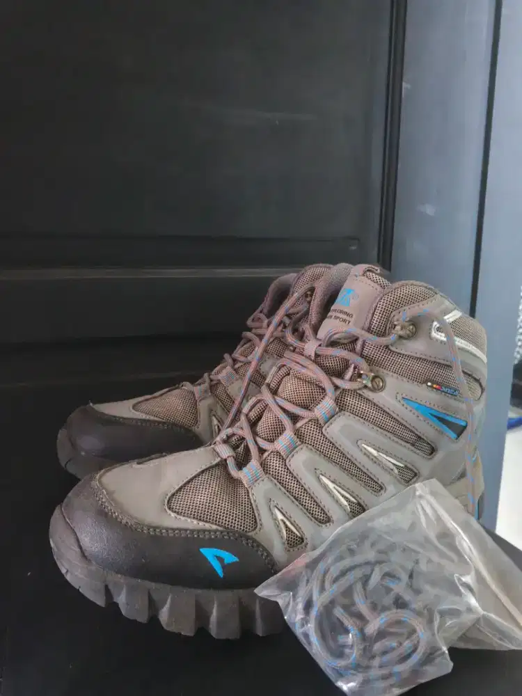 Sepatu gunung Snca