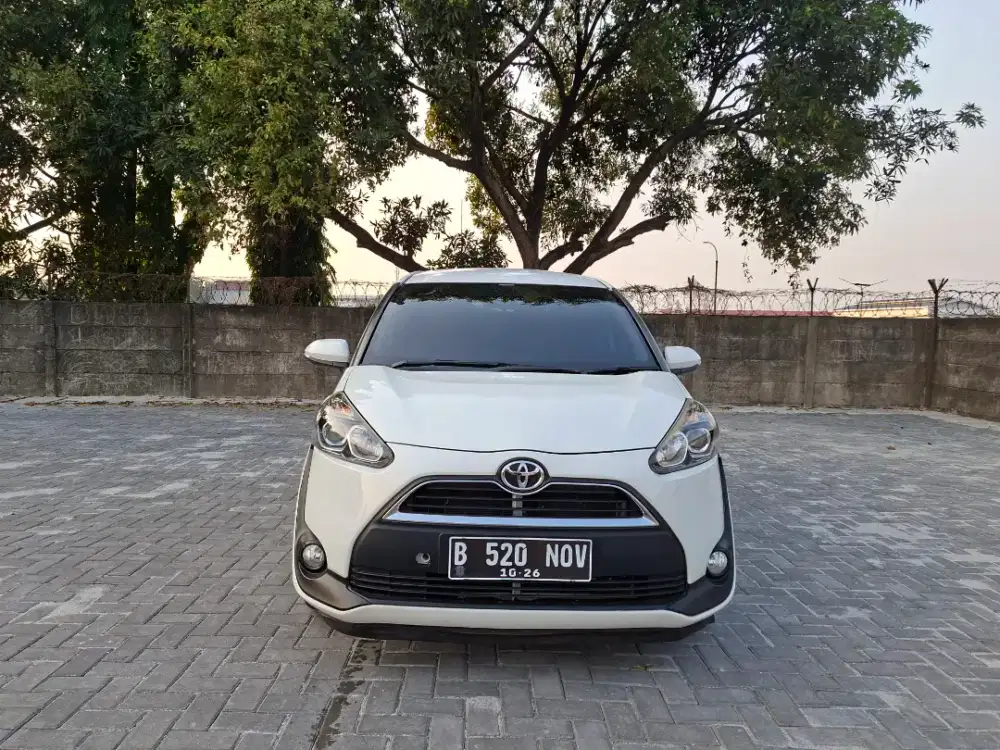 Toyota Sienta V at 2016