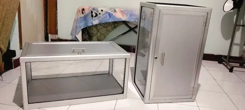 Etalase mini portable (ada tutup dan kunci)