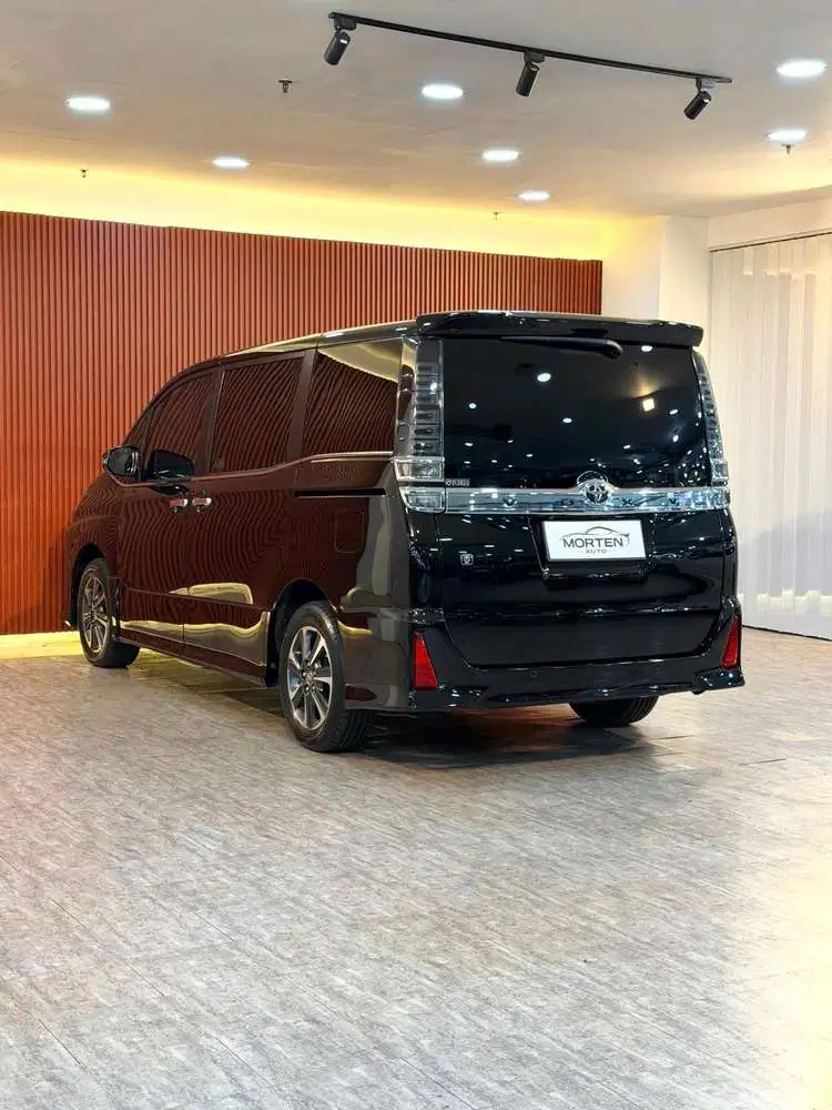 (Km 55 Rb) Toyota Voxy 2.0 AT 2021