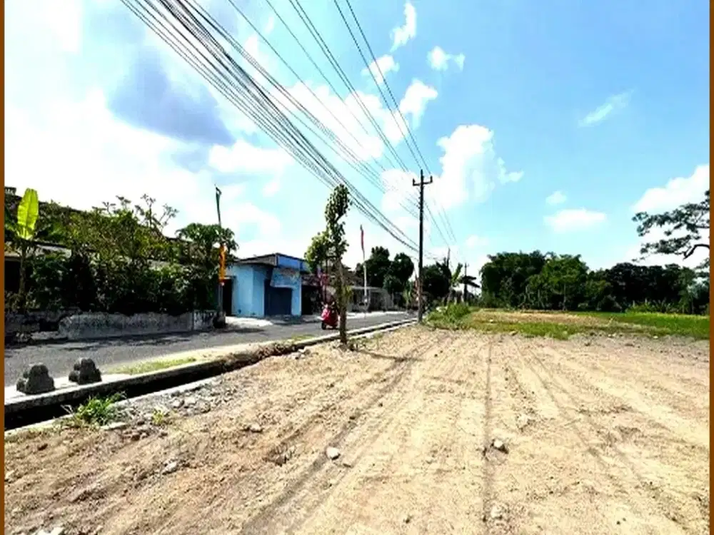 Mangku Jalan Aspal Tanah Yogyakarta di Kalasan