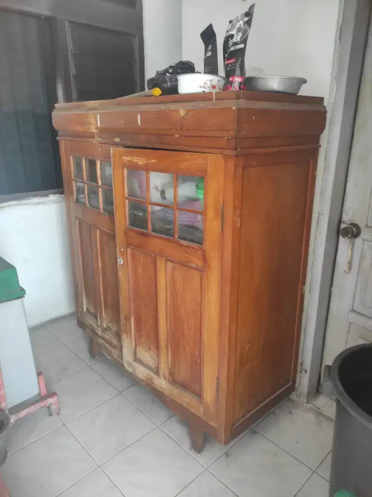 Lemari pakaian atau barang pecah belah