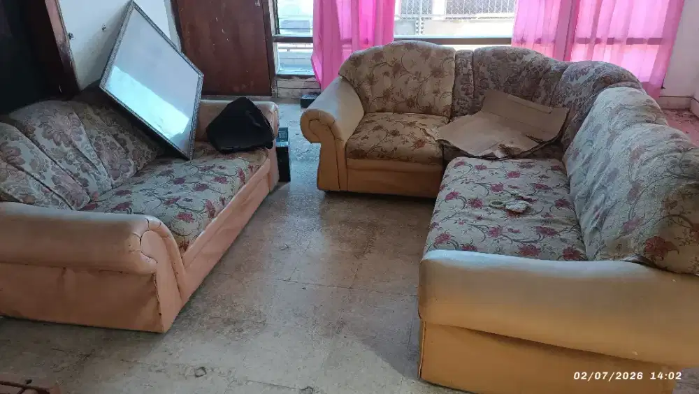 Sofa dan Meja Lama Bekas. Gratis ambil semua.