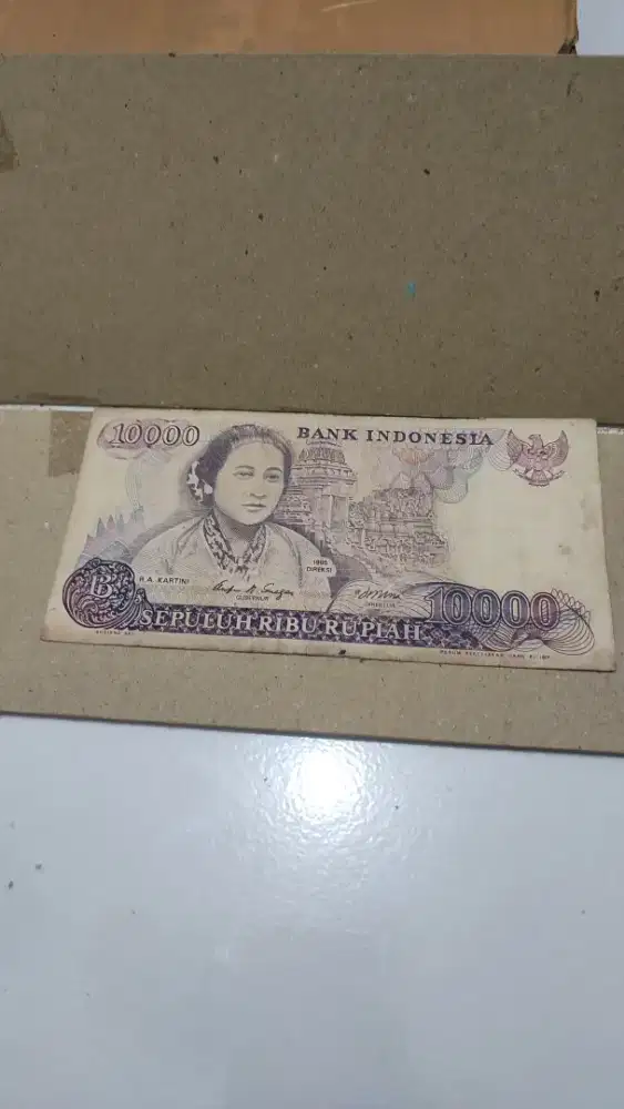 Uang 10000 tahun 1985 gambar ibu rasenye ajeng kartini
