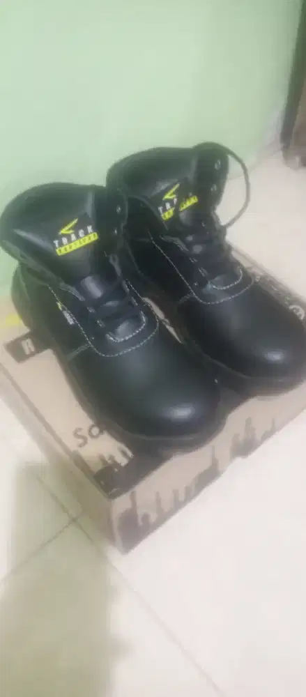 Sepatu sapety pria