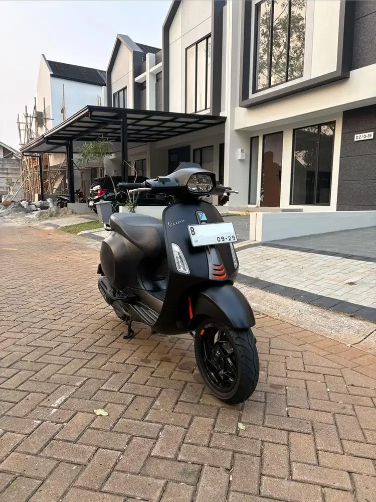 Vespa Sprint S, Tahun 2024, warna black dove (Bisa Nego)
