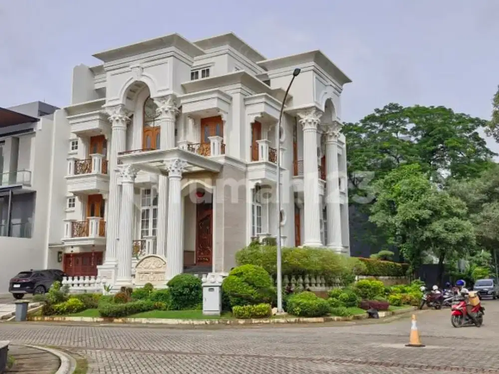 Hunian Indah Dalam Cluster Eksklusif Ebony yang Dikelilingi Kanal