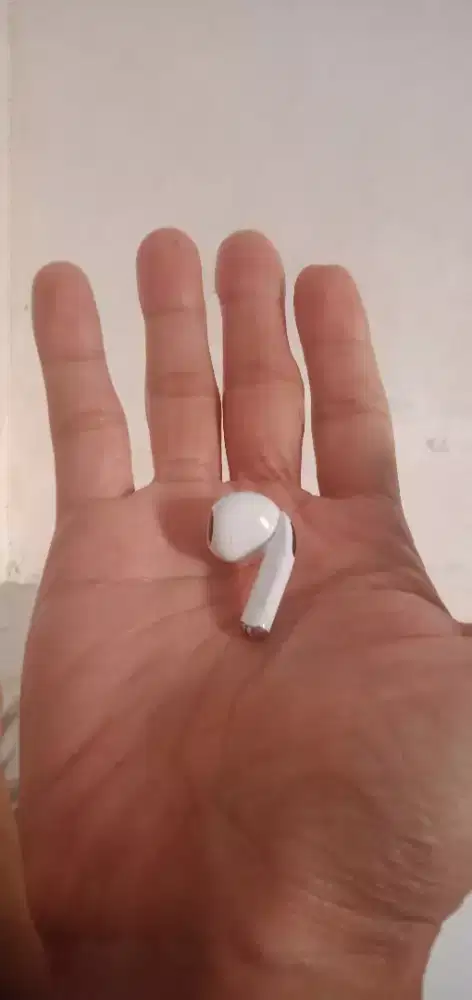 AIRPODS GEN 3 JUST LEFT.
