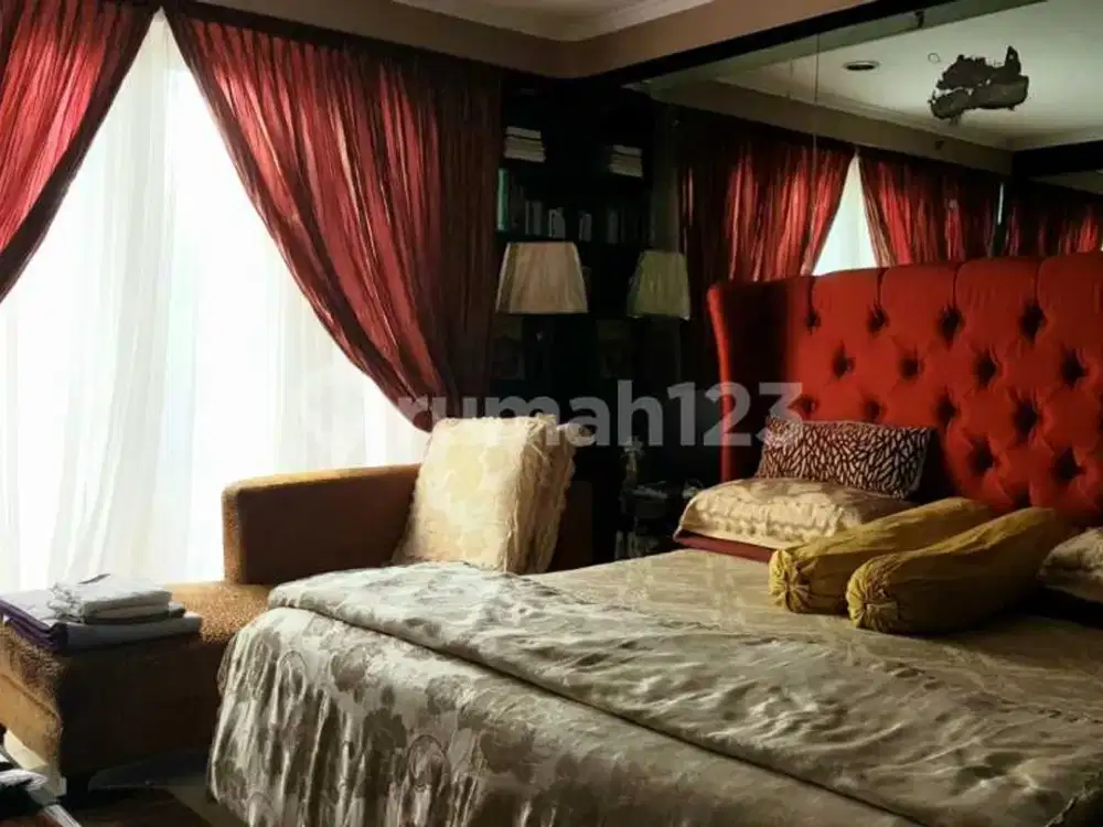 Hunian Cantik 5+2 Kamar Desain Modern Dekat ke Bandara dan 3 Akses Tol