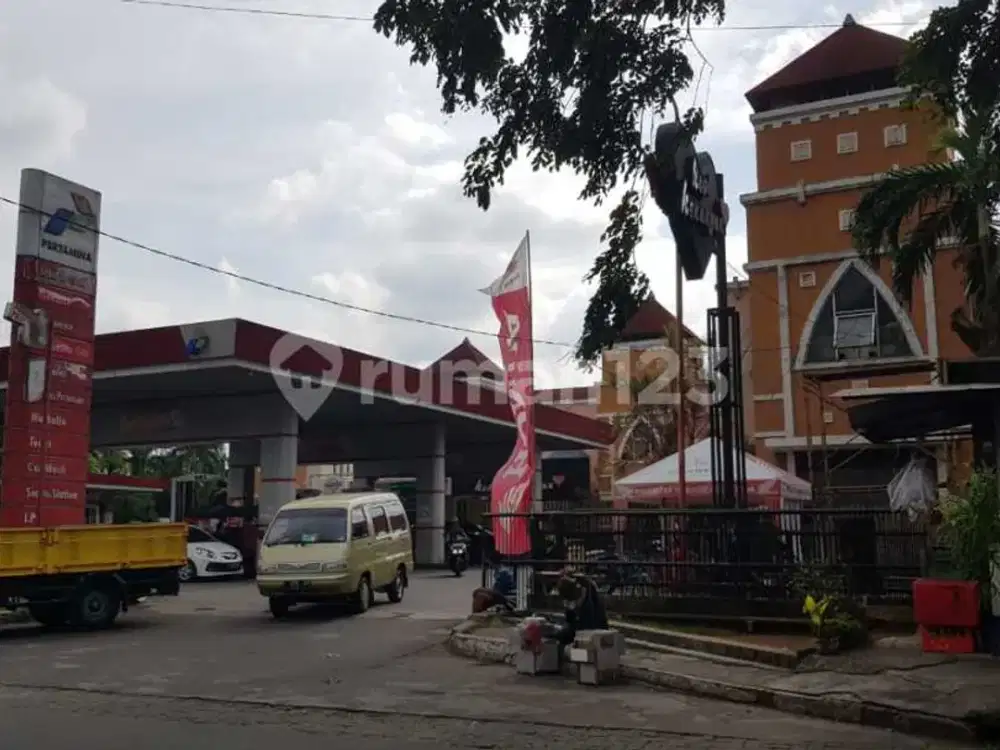 Spbu Strategis Jakarta Barat, Fasilitas Kafe, Mushola , Bengkel dan Kios Kios.