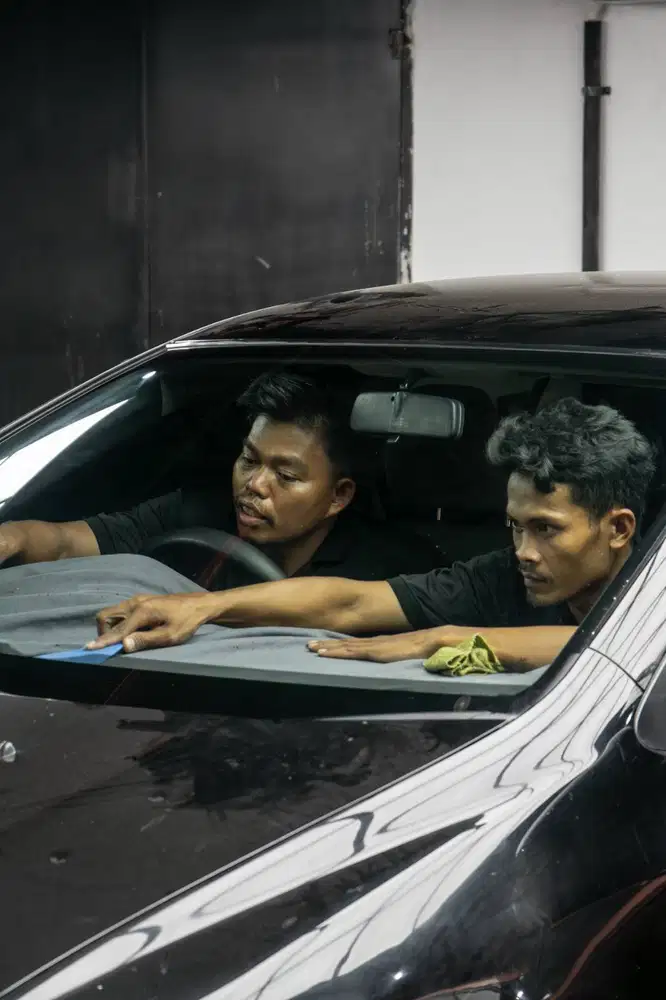 Teknisi Pemasangan Kaca Film
