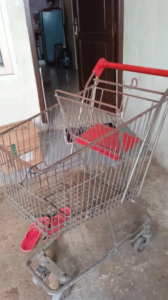 Troli besi barang