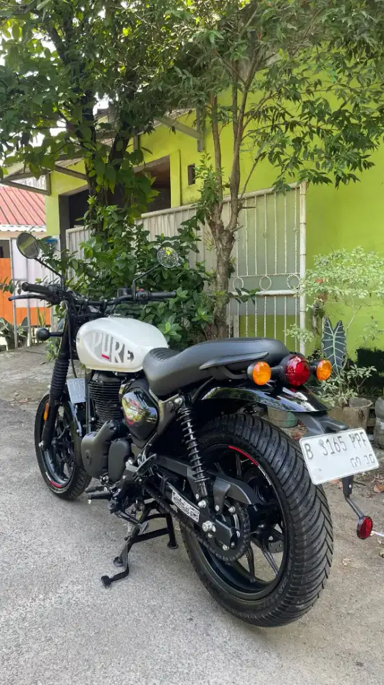 Royal enfield Hunter 350 dapper white 2025