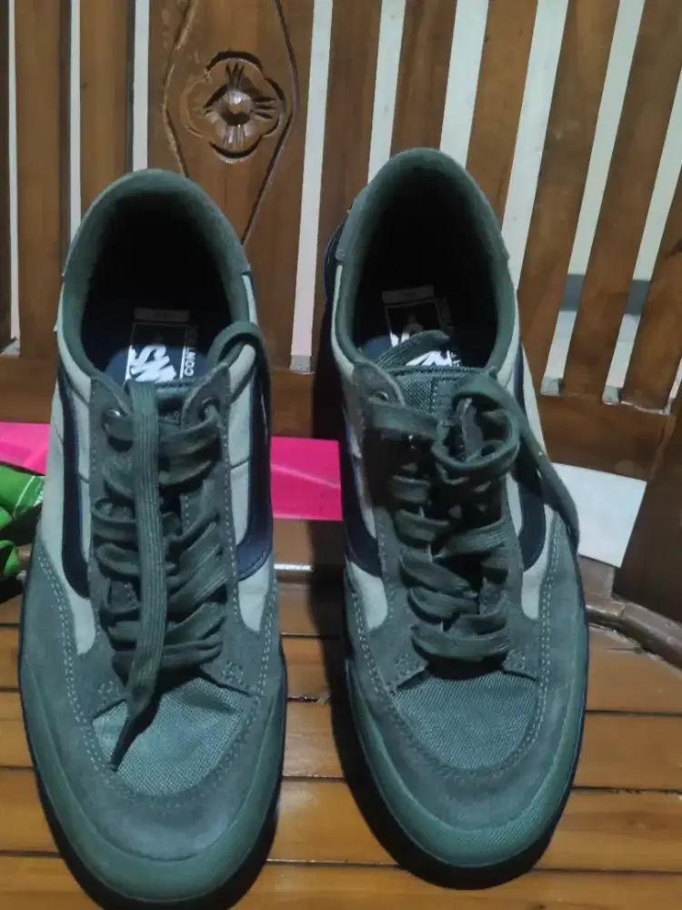 Sepatu Vans Berle Pro berwarna Grape Leaf