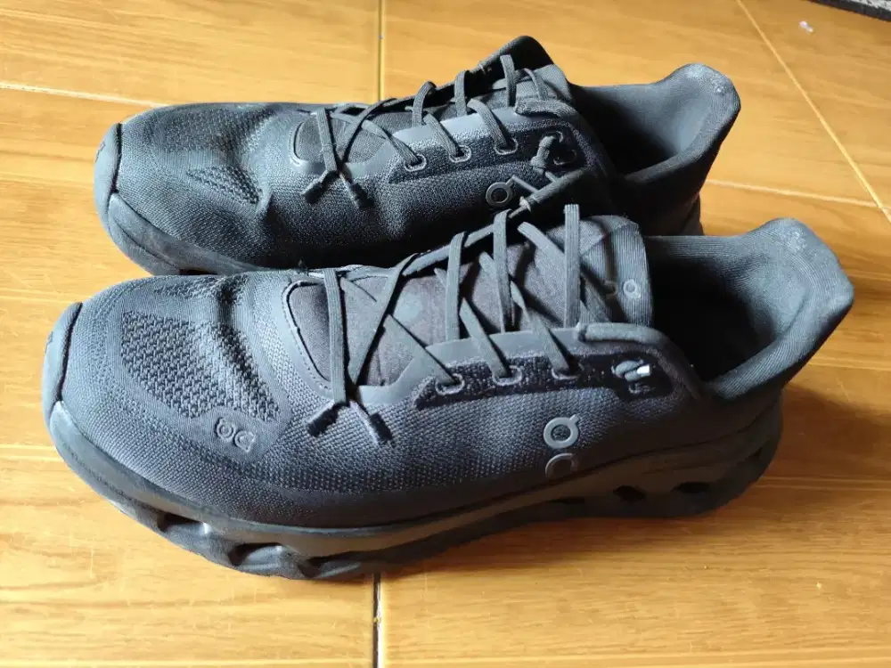 Sepatu  on running cloudtilt